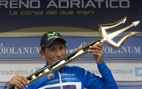 Nairo Quintana s trofejí pro vítze etapového závodu Tirreno-Adriatico.