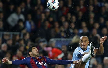Luis Suarez (vlevo) z Barcelony a Vincent Kompany z Manchesteru City bojují o...