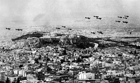 Nmecká letadla nad Athénami v kvtnu 1941.