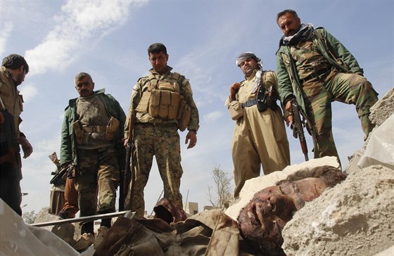 Kurdtí bojovníci nedaleko Kirkúku (9. bezna 2015)