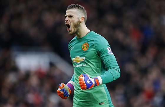 BUDE HRÁT? David de Gea podepsal v Manchesteru United novou smlouvu a je moné, e u o víkendu nastoupí v zápase s Liverpoolem.