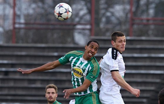 Hlavikový souboj v utkání Hradec Králové (v bílém) vs Bohemians.