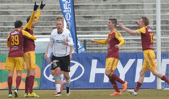 Marek Hanousek (druhý zleva) se v utkání s Plzní radoval z gólu, poté vak vzbudil pozornost i kontroverzními výroky. Trestán za n nebude.
