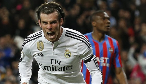 Gareth Bale s výrazem zvíete oslavuje gól proti Levante.