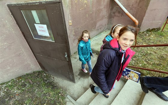Do školy v Hazlově chodí děti provizorním vstupem kvůli nebezpečné novostavbě.