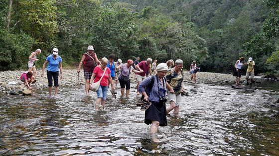 Karlovarští turisté se brodí přes řeku Duaba v džungli Jungla de John.
