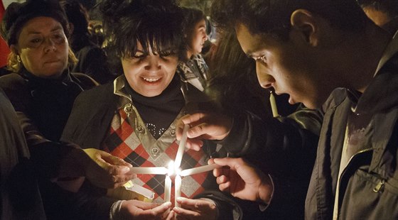 Tunisané zapalují svíky za obti útoku (18. bezna 2015).