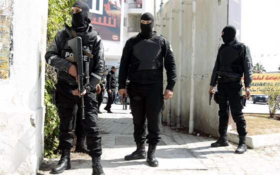 Policisté ped parlamentem v Tunisu (18. bezna 2015).