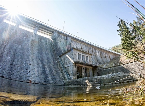 Spodní výpustě Husinecké přehrady potřebují nové uzávěry.