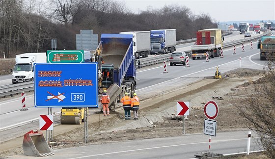 Po zim byly opt zahájeny práce na dálnici D1. Jako první pichází na adu...