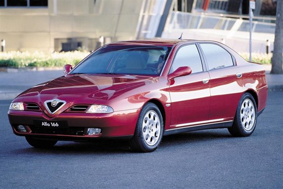 Alfa Romeo 166, tahle charismatická kráska dodnes stojí za hích. Z pohledu poplatk je v Itálii pro bného smrtelníka neudritelná.