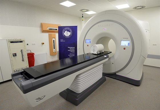Všeobecná fakultní nemocnice v Praze si pořídila nový ozařovač pro tomoterapii,...