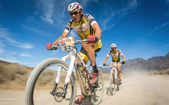 Jaroslav Kulhavý (vpedu) bhem Cape Epic (archivní snímek)