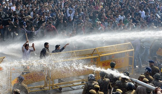 Odpovdí státu na protesty proti násilí na enách byly v roce 2012 vodní dla a...