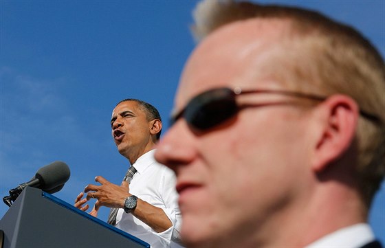 Mu z ochranky kontroluje okolí amerického prezidenta Baracka Obamy pi...
