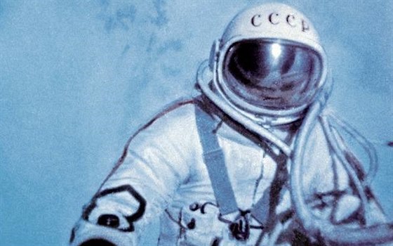 Alexej Leonov při kosmické „procházce“ 18.3.1965.