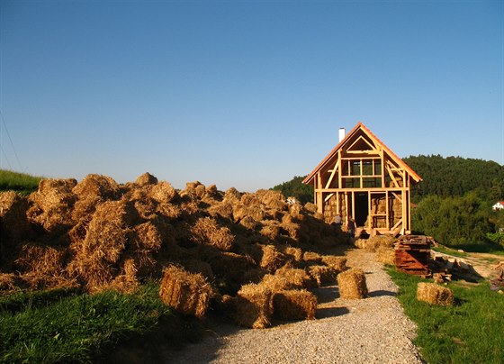 Na vystavění domu o půdorysu 10x7 metrů postačilo 800 balíků pšeničné slámy.