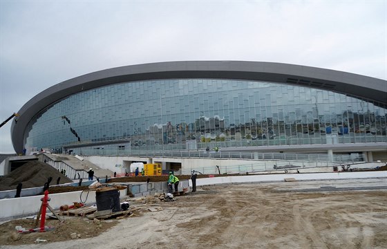 Stavební práce u arény Aquatics Center pro vodní sporty.