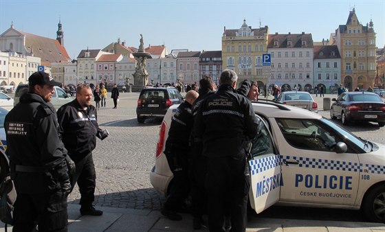 Českobudějovičtí strážníci právě zatýkají muže, který na radnici vtrhl se...