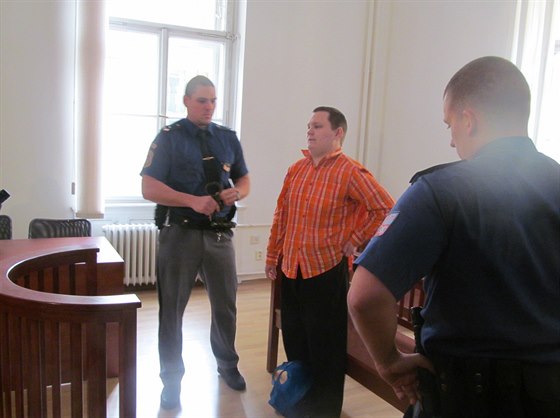 Jan Mokrý, obviněný z pokusu o vraždu dvou bezdomovců, stanul před soudem.