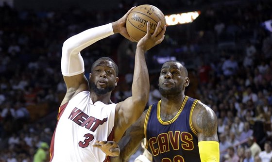 Dwyane Wade z Miami u míe, vedle nj LeBron James z Clevelandu.