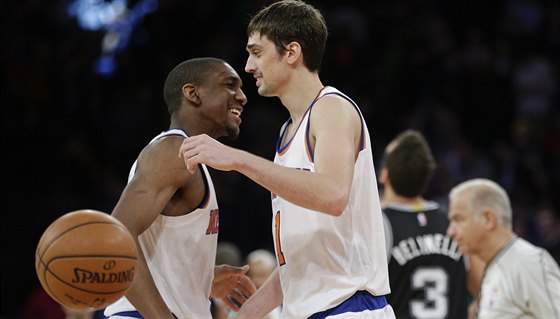 Langston Galloway (vlevo) a Alexej ved se radují z vítzství New York Knicks.