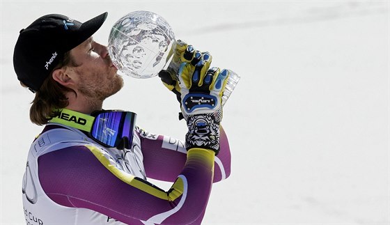 JE MJ. Kjetil Jansrud líbá malý kiálový glóbus, který získal za celkové...