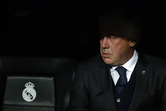 Carlo Ancelotti, trenér Realu Madrid, sleduje své svence.