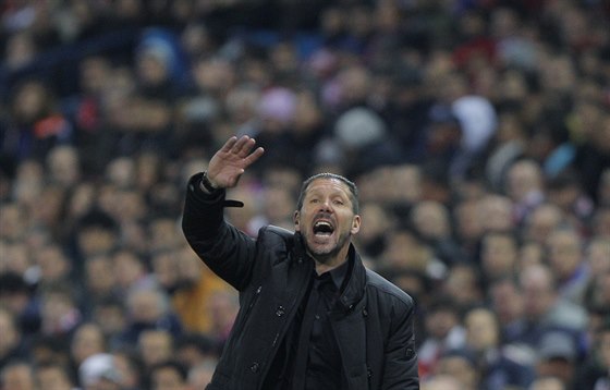 Diego Simeone, trenér Atlétika Madrid, diriguje své svence.