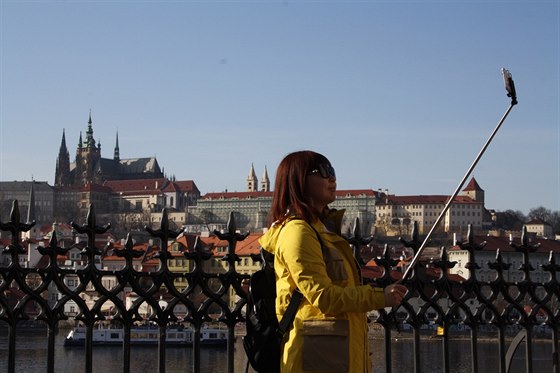 Turistka se fotí pomocí selfie tye.