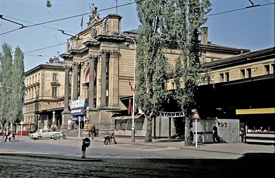 Budova tnovského nádraí v roce 1971