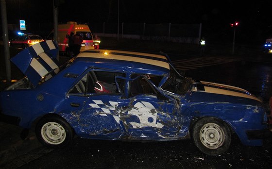 Pětadvacetiletý řidič škodovky zranění při nehodě neutrpěl.