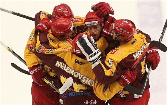 Hokejisté Jihlavy se radují z gólu v zápase s Chomutovem.
