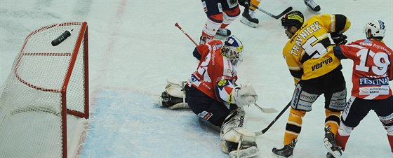 Situace pi druhém gólu Litvínova, který dal Filip Pavlík (není na snímku).