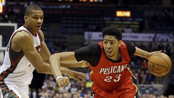 Anthony Davis (vpravo) z New Orleans uniká Jannisi Antetokunmpovi z Milwaukee.