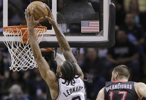 Kawhi Leonard ze San Antonia smeuje do koe Toronta, neubránil ho Jonas...