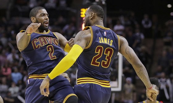 Kyrie Irving (2) a LeBron James (23) z Clevelandu slaví bhem zápasu se San...