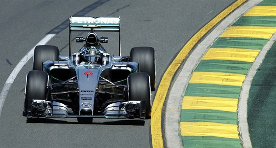 Nico Rosberg z Mercedesu bhem prvního tréninku v Melbourne