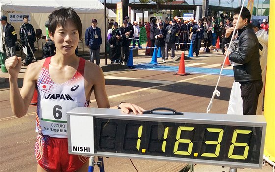 Jusuke Suzuki asem 1:16:36 pekonal svtový rekord v chzi na 20 kilometr.