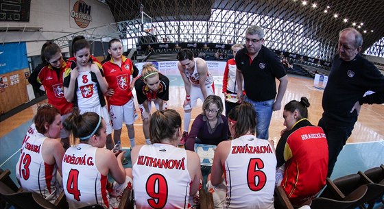 Basketbalistky Hradce Králové naslouchají pi oddechovém ase své trenérce...