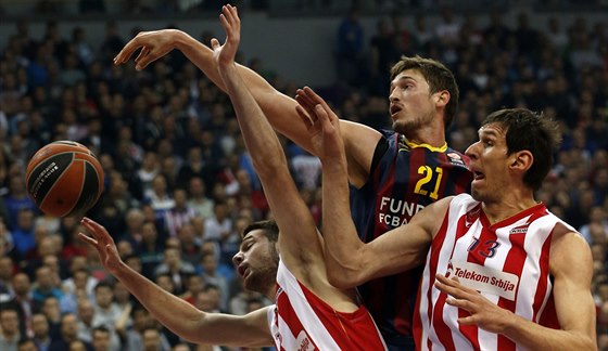 Tibor Pleiss (uprosted) z Barcelony v souboji s Markem Tejiem (vlevo) a...