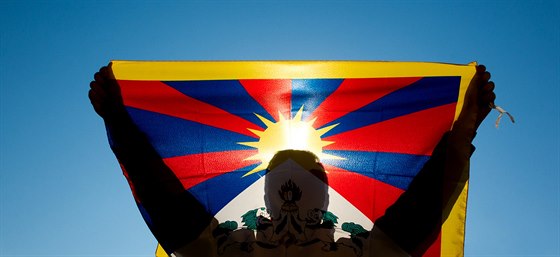 Na 34 radnicích Kraje Vysoina zavlála v beznu tibetská vlajka. Dje se tak kadoron pi akci, jejím cílem je poukázat na poruování lidských práv v Tibetu. Pár dní na to pipravuje Kraj Vysoina velkou obchodní cestu do íny.