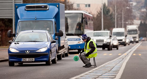 V Náchod zaaly opravy kruhu u Slávie (16.3.2015).