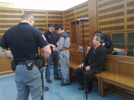 Obžalovaný Duc Hoan Nguyen stojí před Krajským soudem v Hradci Králové v...