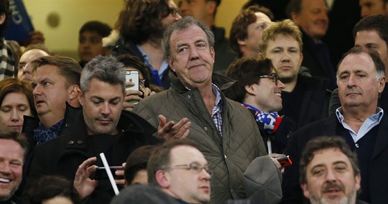 HVĚZDA V POTÍŽÍCH. Jeremy Clarkson, moderátor pořadu Top Gear (uprostřed), si...