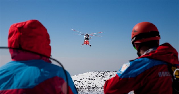 Vrtulník pelétá nad záchranái. (19.bezna 2015)