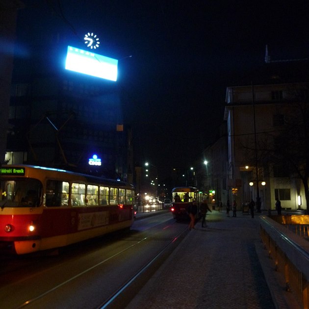 Světelná reklama na Palackého náměstí, na rohu ulic Gorazdova a Na Moráni.