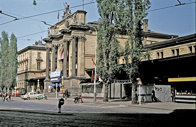 Budova těšnovského nádraží v roce 1971