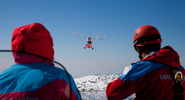 Vrtulník pelétá nad záchranái. (19.bezna 2015)