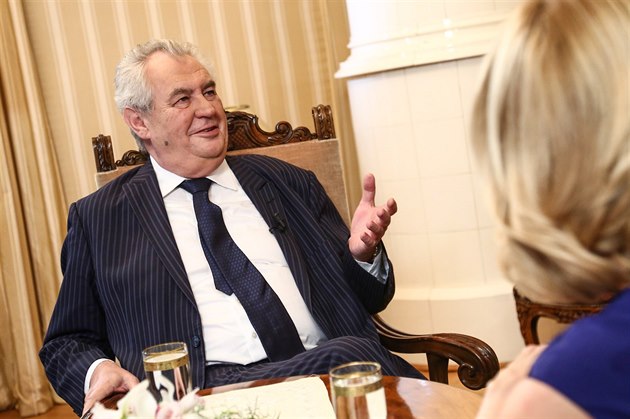 Milo� Zeman p�i rozhovoru pro televizi Prima. (15. b�ezna 2015)